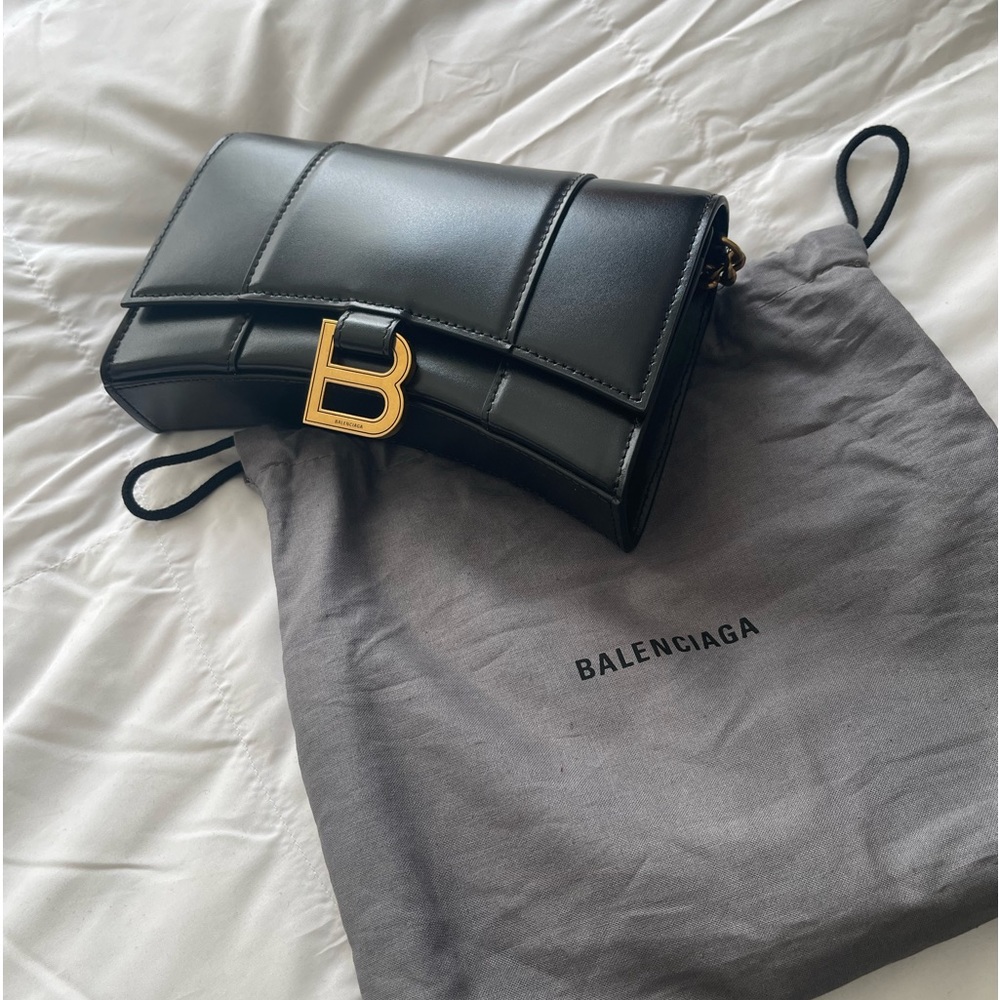 WOMEN'S HOURGLASS WALLET ON CHAIN BOX IN BLACK